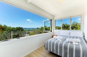  Tiri Cottage - Sea Views in Oneroa by Waiheke Unlimited  Оклэнд